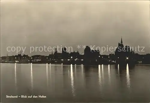 Stralsund Mecklenburg Vorpommern Blick auf den Hafen bei Nacht Kat. Stralsund