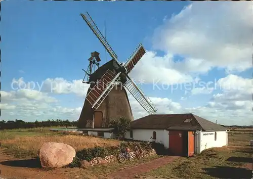 Amrum Windmuehle in Nebel mit Amrumer Museum Kat. Nebel