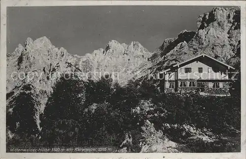 Mittenwald Bayern Mittenwalder Huette mit Karwendelgebirge Kat. Mittenwald