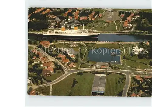 Rendsburg MS Europa im Nordostsee Kanal ueber dem Strassentunnel Fliegeraufnahme Kat. Rendsburg