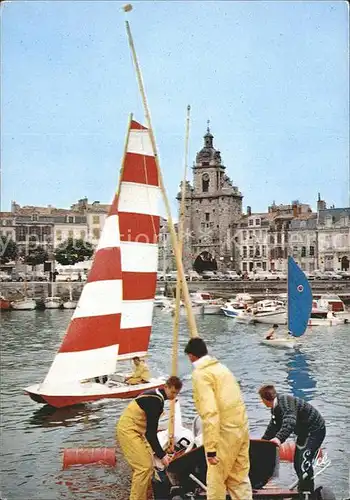 La Rochelle Charente Maritime Un joli Voilier devant la Grosse Horloge Kat. La Rochelle