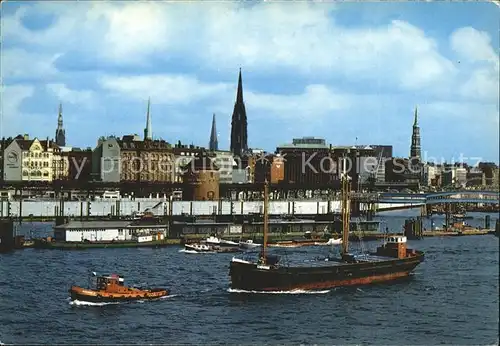 Hamburg Hafenpartie an den St Pauli Landungsbruecken Tuerme der Stadt Kat. Hamburg
