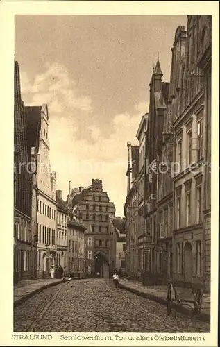 Stralsund Mecklenburg Vorpommern Semlower Strasse mit Tor alte Giebelhaeuser Kat. Stralsund