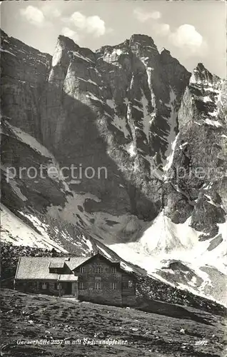 Geraerhuette mit Sagwandpfeiler Schutzhaus Stubaier Alpen Kat. Neustift im Stubaital