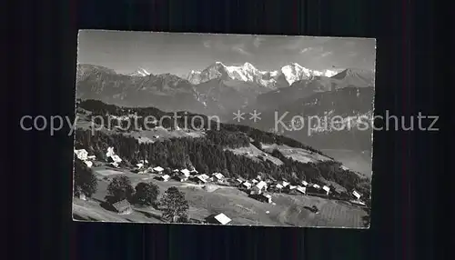 Beatenberg Dorfpartie mit Eiger Moench Jungfrau Berner Alpen Kat. Beatenberg
