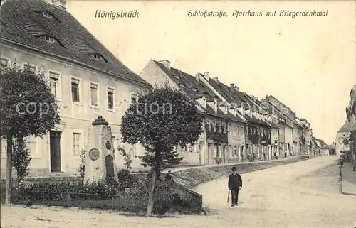 Koenigsbrueck Schlosstrasse Pfarrhaus mit Kriegerdenkmal / Koenigsbrueck /Bautzen LKR