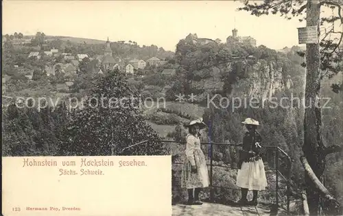 Hohnstein Saechsische Schweiz Blick vom Hockstein auf Stadt und Schloss Hohnstein Kat. Hohnstein
