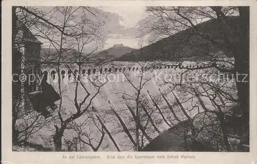 Edersee Blick ueber die Sperrmauer nach Schloss Waldeck Edertalsperre Kat. Edertal