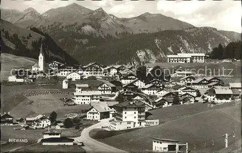 Berwang Tirol Totalansicht mit Tiroler Bergen Kat. Berwang