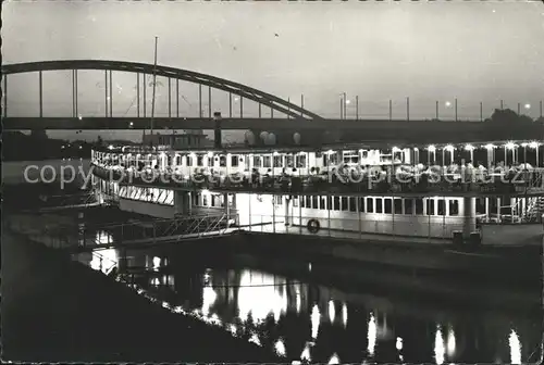 Szeged Brueckenpartie mit Schiff bei Nacht Kat. Szeged