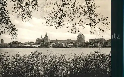 Rostock Mecklenburg Vorpommern Blick ueber die Warnow Kat. Rostock