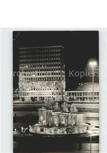 Berlin Haus des Lehrers mit Brunnen vom Alexanderplatz bei Nacht Kat. Berlin