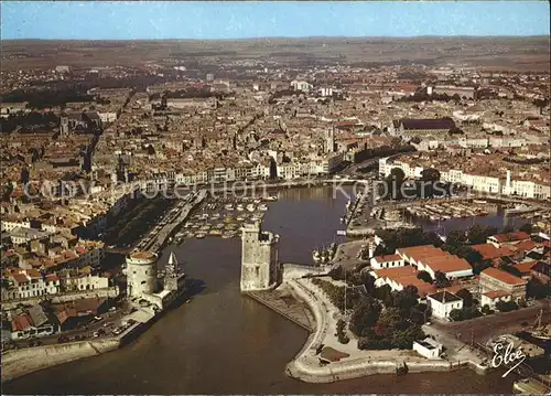 La Rochelle Charente Maritime Vue generale aerienne du Port avec les celebres Tours Le Bassins de Yachts La Cathedrale Kat. La Rochelle