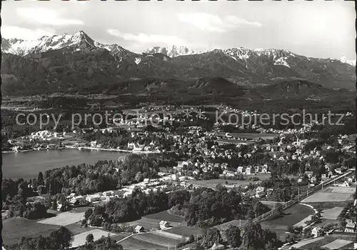 Velden Woerther See Panorama Kurort mit Mittagskogel und Triglav Karawanken Fliegeraufnahme Kat. Velden am Woerther See