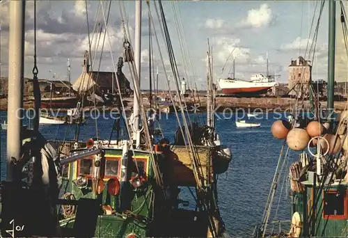 Camaret sur Mer Chalutiers dans port devant Sillon  Kat. Camaret sur Mer