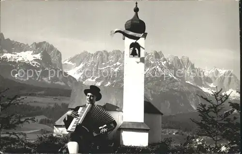 Ellmau Tirol Mann mit Akkordeon an Kirche Kat. Ellmau
