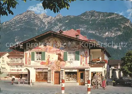 Garmisch Partenkirchen altes bemaltes Haus mit Kramr Kat. Garmisch Partenkirchen