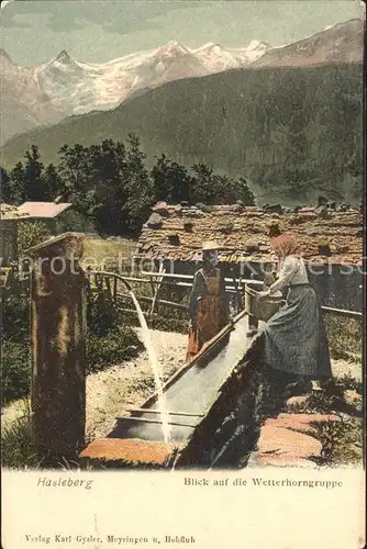 Hasleberg Baeuerinnen am Brunnen mit Wetterhorngruppe Kat. Meiringen