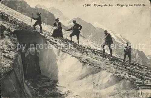 Eigergletscher Bergsteiger Eingang zur Eishoehle Kat. Eigergletscher