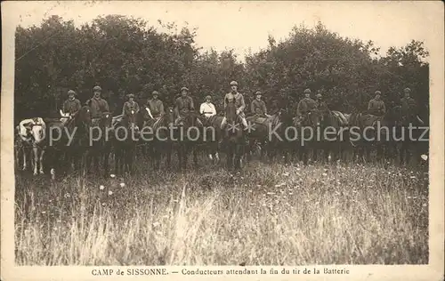 Sissonne Aisne Camp de Sissonne conducteurs Attendant la fin du tir de la Batterie / Sissonne /Arrond. de Laon