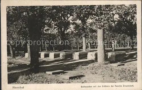 Herrnhut Gottesacker mit den Graebern der Familie Zinzendorf Kat. Herrnhut