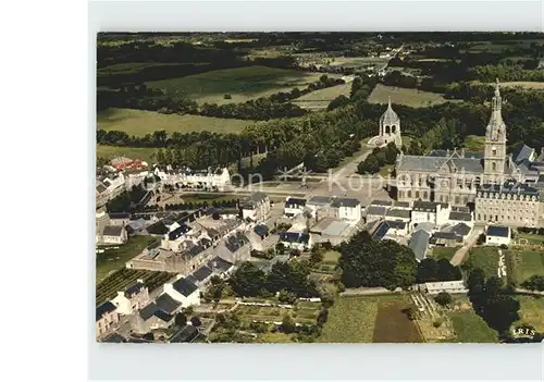 Sainte Anne d Auray Vue generale aerienne sur laquelle on reconnait La Basilique le Monument aux Morts et la Scala Sancta Kat. Sainte Anne d Auray