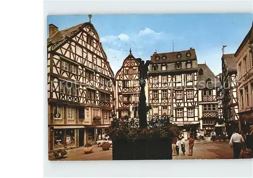 Bernkastel Kues Markt mit St Michael Brunnen Fachwerkhaeuser Kat. Bernkastel Kues