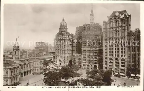 New York City City Hall Park and Newspaper / New York /