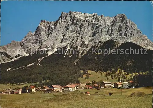 Ehrwald Tirol Panorama mit Zugspitzmassiv Wettersteingebirge / Ehrwald /
