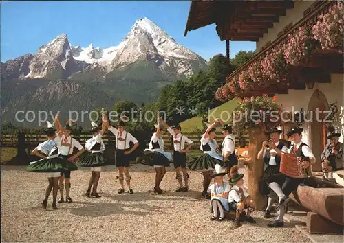 Berchtesgaden Trachtengruppe mit dem Watzmann Kat. Berchtesgaden
