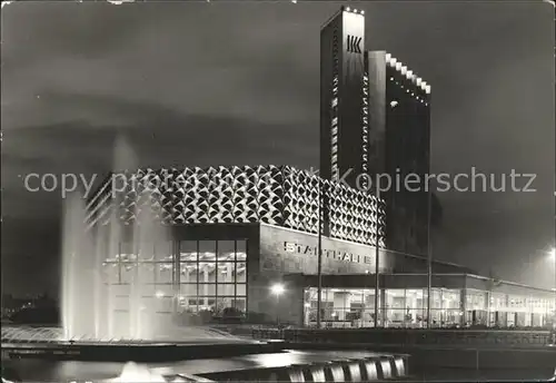 Karl Marx Stadt Stadthalle mit Interhotel Kongress Springbrunnen Nachtaufnahme Kat. Chemnitz