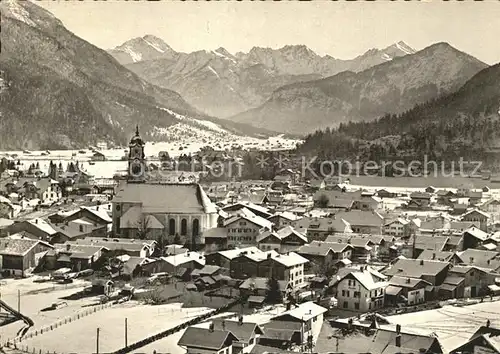 Mittenwald Bayern Ortsansicht mit Kirche gegen Tiroler Berge Winterpanorama Kat. Mittenwald