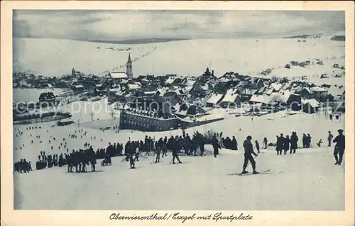 Oberwiesenthal Erzgebirge Panorama mit Sportplatz Wintersportplatz Skifahrer Eislaufbahn Kat. Oberwiesenthal