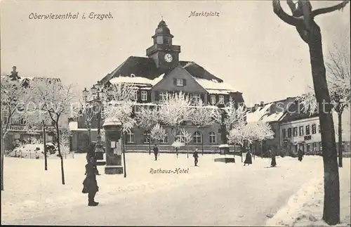 Oberwiesenthal Erzgebirge Marktplatz Rathaus Hotel im Winter Kat. Oberwiesenthal