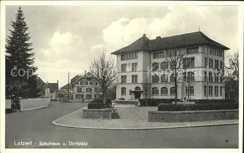 Lotzwil Schulhaus und Dorfplatz / Lotzwil /Bz. Aarwangen