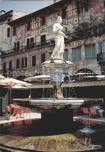 Verona Veneto Piazza Erbe mit Brunnen Madonna Verona Kat. Verona