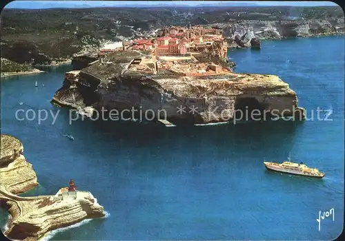 Bonifacio Corse du Sud Le Bateau de Sardaigne va franchir le goulet pour entrer au Port Kat. Bonifacio