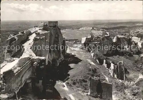 Les Baux de Provence Ruines du chateau leodal dominant la plaine vers Arles et la Camargue Kat. Les Baux de Provence