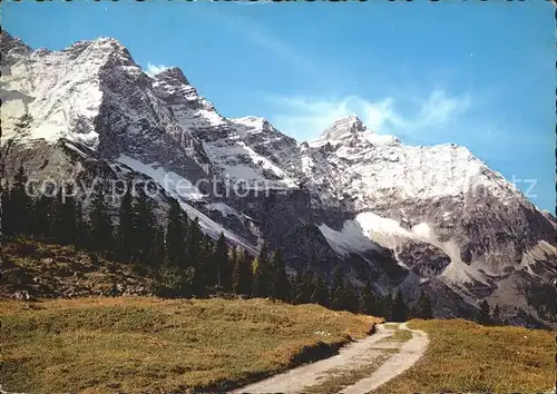 Karwendel Weg zur Falkenhuette und Ladizalm gegen Rauhkar und Kaltwasserkarspitze Kat. Schwaz