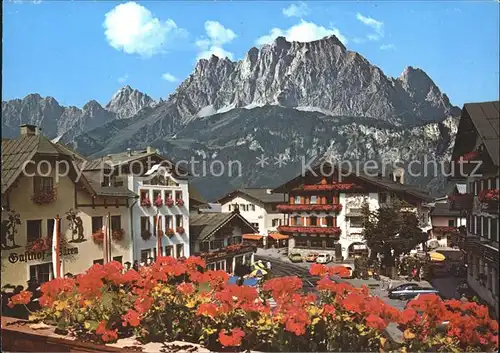 St Johann Tirol Ortspartie mit Blick zum Wilden Kaiser Kaisergebirge Blumen Kat. St. Johann in Tirol