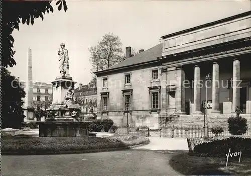 Chalon sur Saone Palais de justice monument Thevenin et l obelisque Kat. Chalon sur Saone