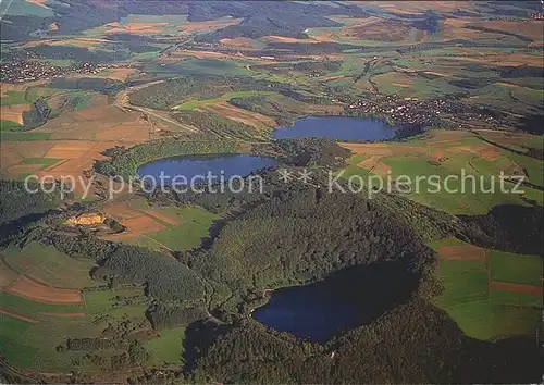 Schalkenmehren Gemuendener Maar Weinfelder Maar Schalkenmehrener Maar Fliegeraufnahme Kat. Schalkenmehren