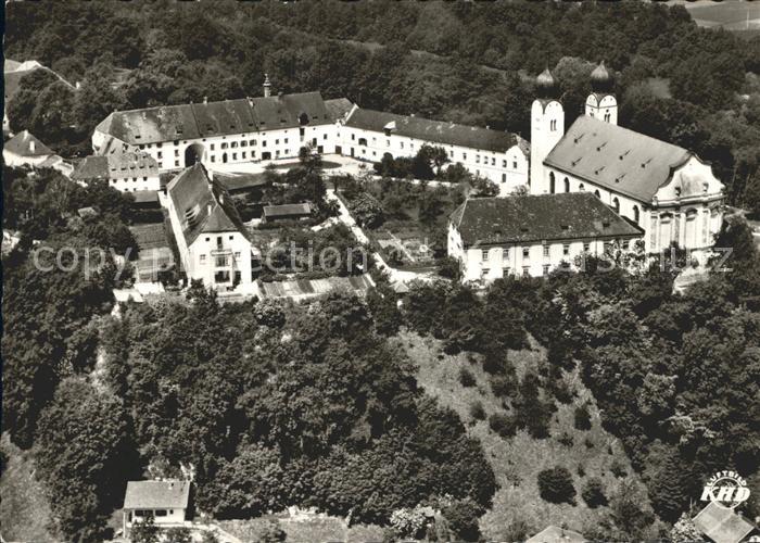 Altenmarkt Alz Klosterhof der Stiftskirche Baumburg mit Braeustuebl Kat