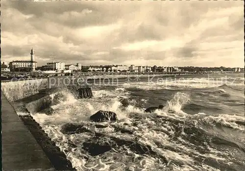 Warnemuende Ostseebad Blick Westmole zum Badestrand Kat. Rostock