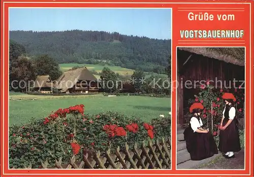 Gutach Schwarzwald Freilichtmuseum Vogtsbauernhof Schwarzwaelder Trachtenmaedchen Kat. Gutach