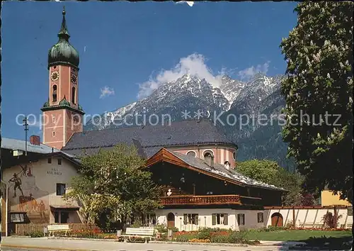 Garmisch Partenkirchen Ortspartie bei der Kirche gegen Kramer Ammergauer Alpen Kat. Garmisch Partenkirchen