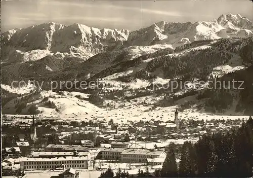 Garmisch Partenkirchen mit Wetterstein und Dreitorspitze Kat. Garmisch Partenkirchen