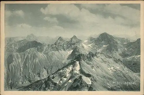 Allgaeuer Alpen Blick von der Maedelegabel zum Grossen Krottenkopf und Hochvogel