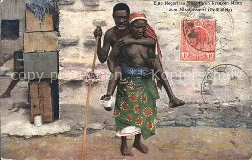 Afrika Africa Afrique Volksleben Typen Negerfrau traegt ihren kranken Mann / Niger /