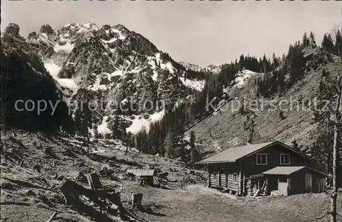 Drehhuette mit Branderschrofen Berghuette Ammergauer Alpen